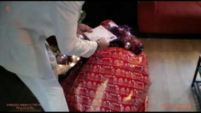 แม่ ฉันได้ของขวัญคริสต์มาสของฉัน แม่สีบลอนด์ขนดก กับตูดใหญ่คลั่งไคล้ไก่